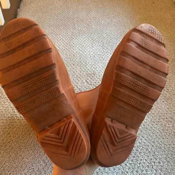 Hunter rain boots, matte orange, tall size 6 - Picture 4 of 5